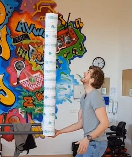 20200038 filmpje 17 balanceren met WC rollen