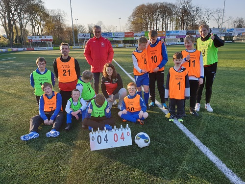 20210005 Foto jeugdteam nieuwe hesjes en scorebord
